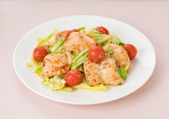 深煎りごまドレッシングで!鶏むね肉とキャベツとミニトマトのソテー