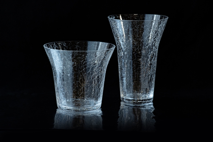 生涯を添い遂げるグラス アイスクラックシリーズ(写真 左:ROCKタンブラー アイスクラック 右:タンブラー240 アイスクラック)