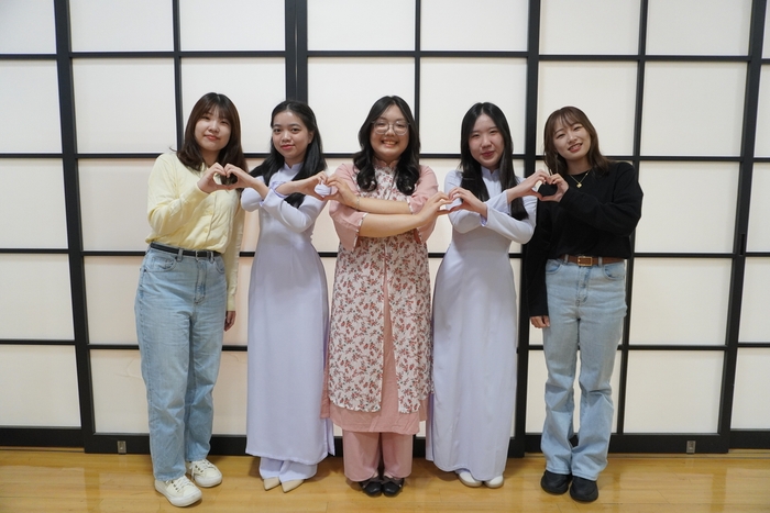 本プログラムで入学したベトナムからの留学生(中央3人)と 所属する学科の学生チューター