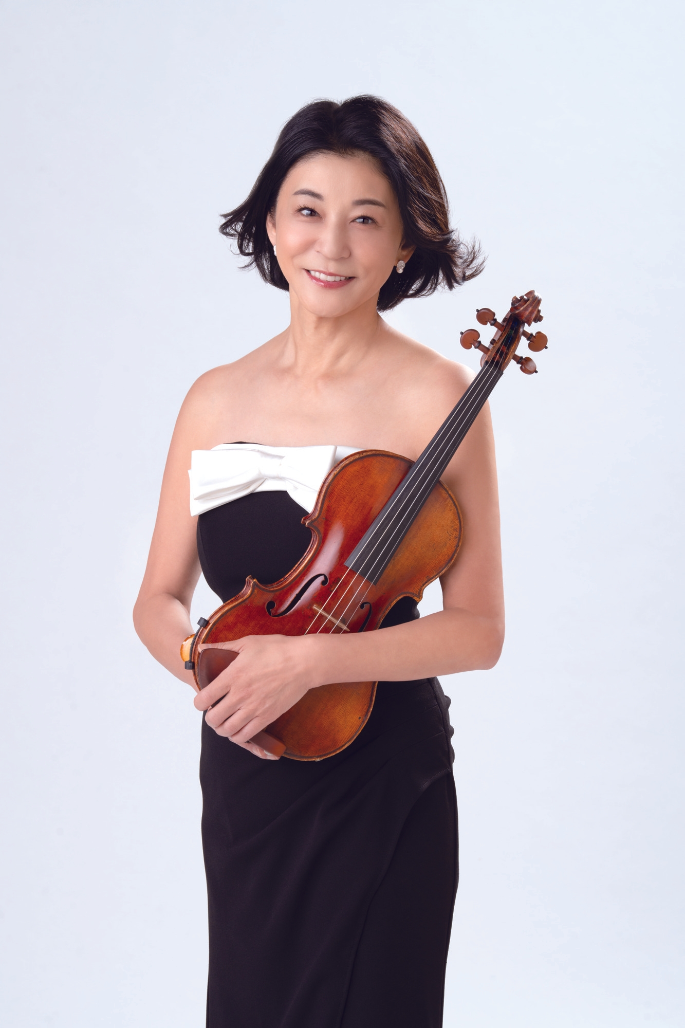 “観ても、聴いても、美しく、楽しい ヴァイオリンアンサンブル” 
高嶋ちさ子 12人のヴァイオリニストが、
動員10万人を超える初の全国47都道府県を巡るツアーを開催！