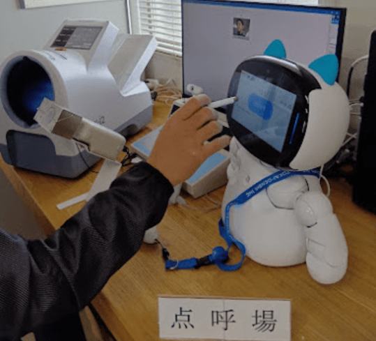 高齢ドライバーも操作に迷わない。自動点呼ロボットが実現する“人に