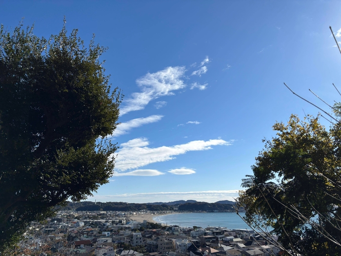 鎌倉の高台から見た由比ヶ浜の風景