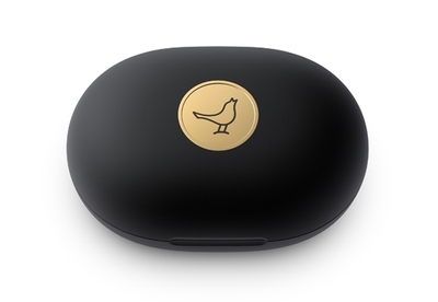 充電ケースもおしゃれ♪ケース使用で最長24時間音楽再生が可能です。