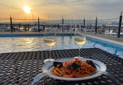 マリーナの景色を一望できるテラス席でお食事