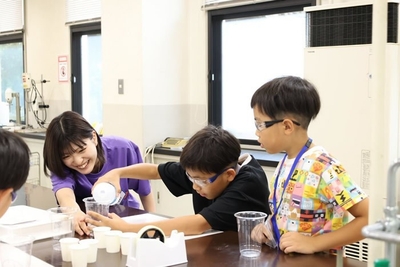 令和7年（2025年）オープンキャンパス内「こども科学実験教室」の様子