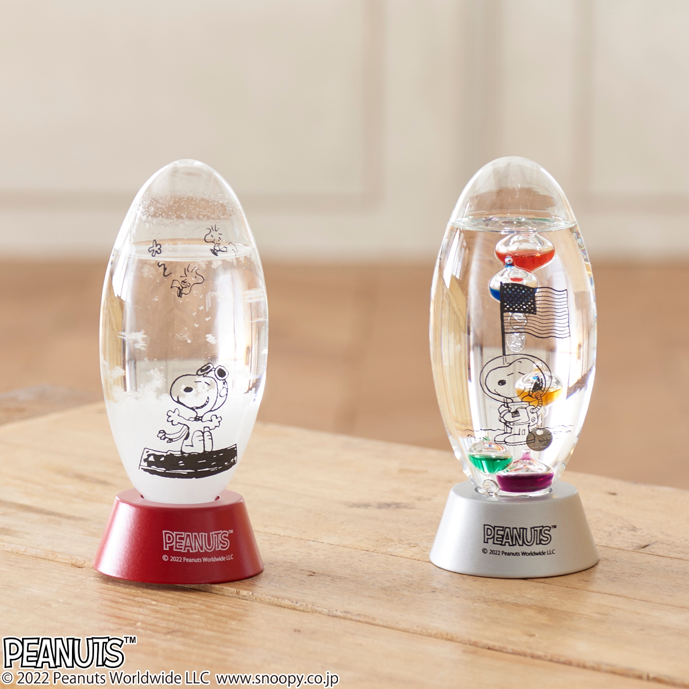 ストームグラス(左)、ガラスフロート温度計(右)