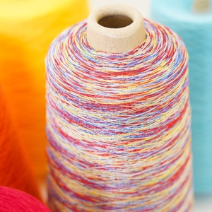 ラメが入ったカラフルなかすり糸