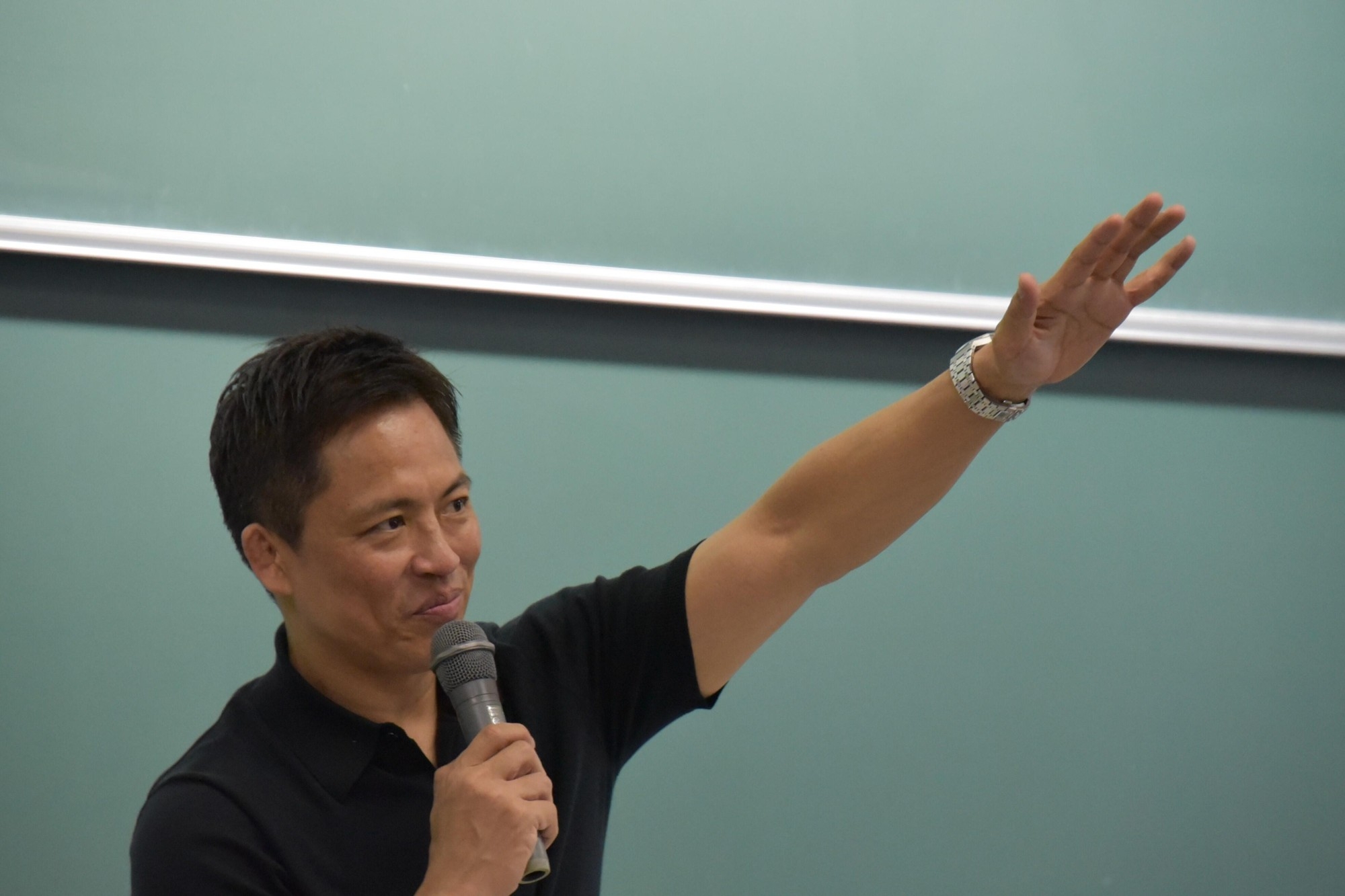 講義に臨む野村特任教授