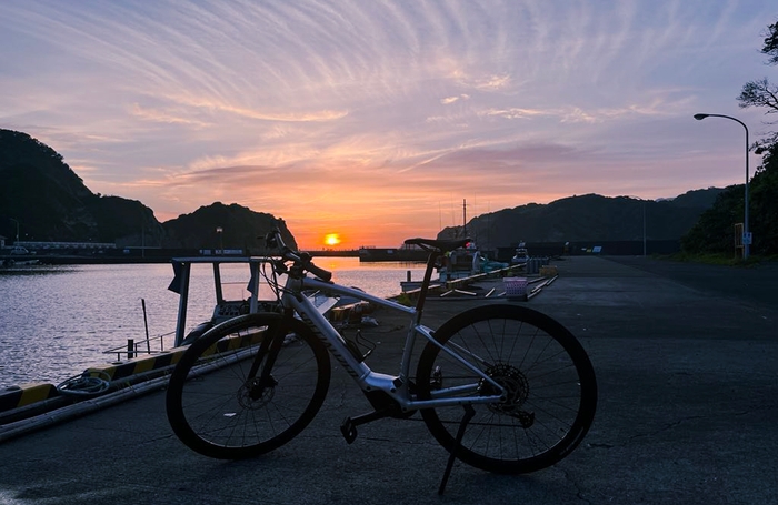 外海の向こうに沈む妻良漁港の夕陽
