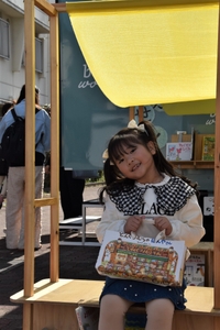 自動車図書館の「Book Worm号」の屋外ファニチャーで笑顔を見せる参加者