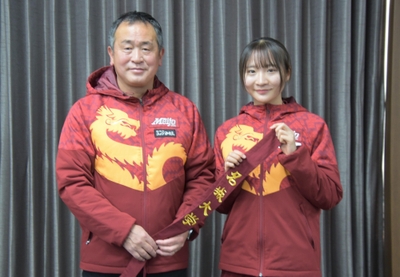 たすきを手にする米田監督と米澤キャプテン