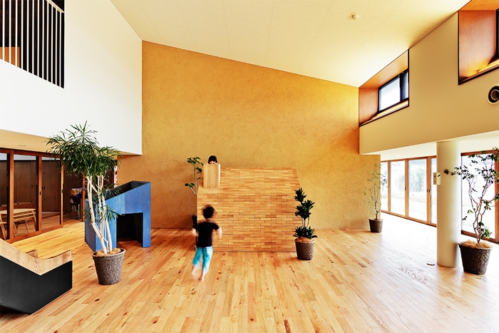 地元の土を使った土壁のあるダイニングルーム