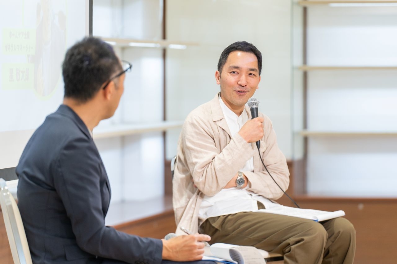 対談の模様・宍戸監督(右)