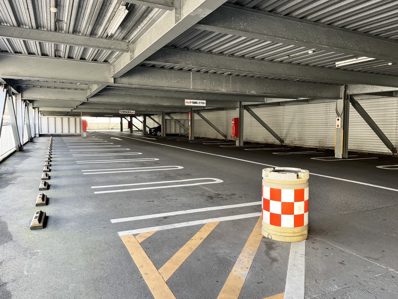 4階建て立体駐車場の一部