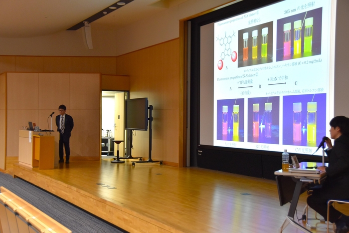 発表する吉田圭佑准教授