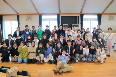 旭川明成高校と東川町役場の集合写真