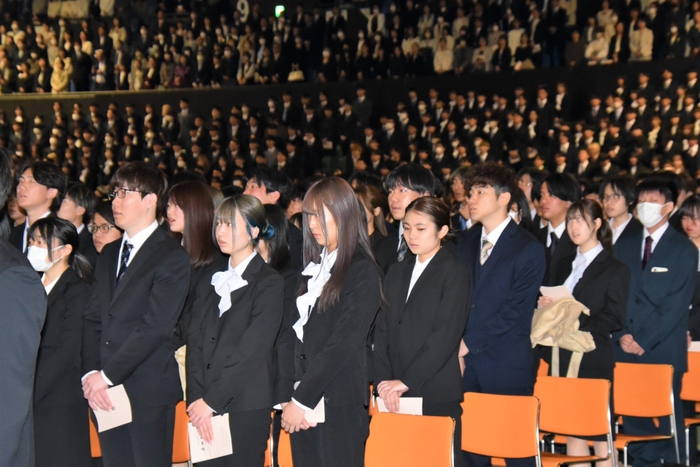 新入生や保護者でぎっしり埋まった会場