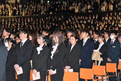 新入生や保護者でぎっしり埋まった会場 