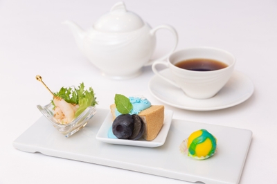 左から、「エビの胡麻マヨネーズ和え」、「シフォンケーキ」 「バニラムースのチョコレートボール」