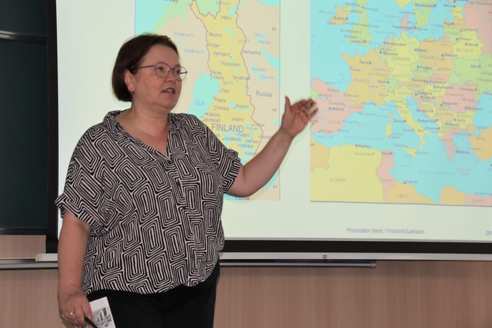 ゲスト講師として登壇したアイラクシネン准教授