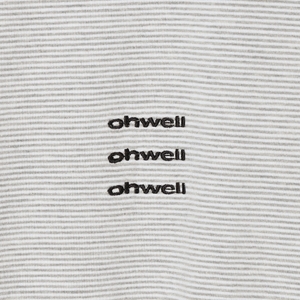 「ohwell」の三連ロゴを配した胸元デザイン