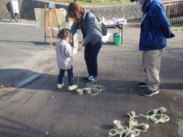 お母さんと竹ぽっくりに挑戦!