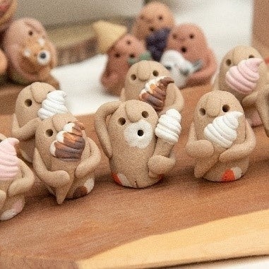 千本松牧場オリジナルはにわ(千本松牧場のソフトクリームを抱えています)