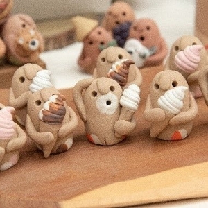 千本松牧場オリジナルはにわ（千本松牧場のソフトクリームを抱えています）