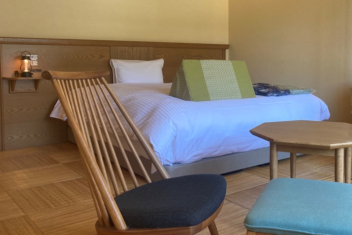 ひとり旅のためにベッドや家具を設えた「温泉倶楽部/ダブル(30㎡)」