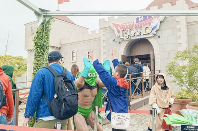 ▲「カンダタ」がハイタッチでお見送り