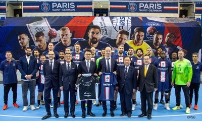  PSGハンドボール ホームコートにて（フランス・パリ、写真前列左から3番目・社長大賀）　©PSG