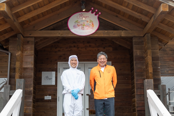 チーズ職人・佐藤さん(左)と、ゆと森倶楽部・斎藤シェフ(右)