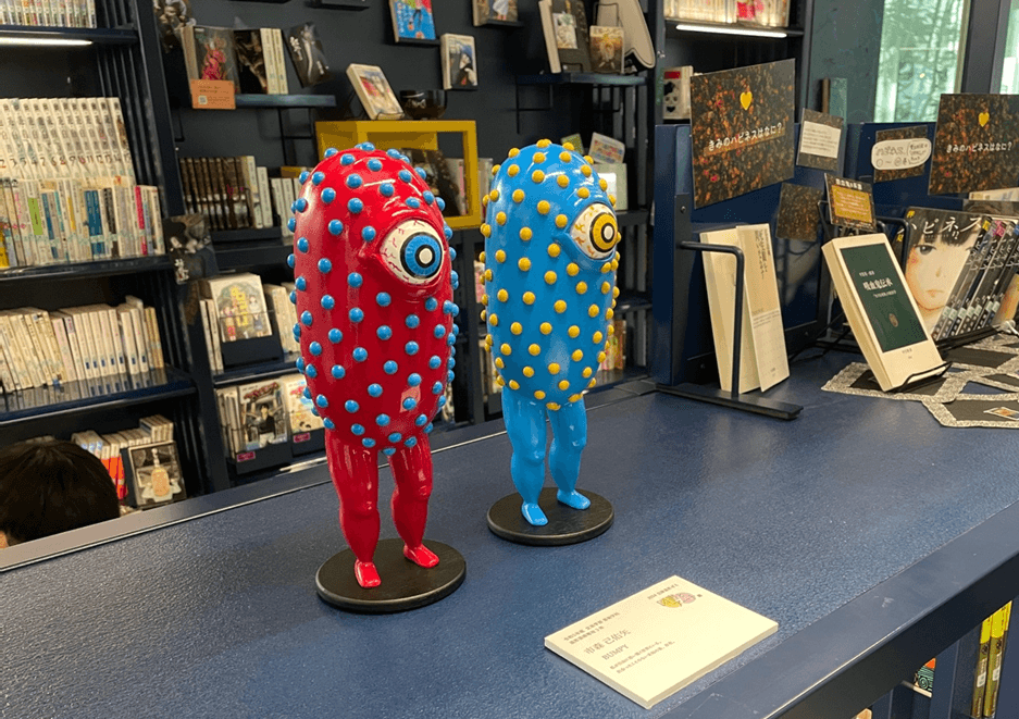 本棚を学生の立体アート作品の展示スペースに! 近大文芸学部生の作品展示会「図書とアート展」を開催