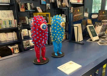 本棚を学生の立体アート作品の展示スペースに！　近大文芸学部生の作品展示会「図書とアート展」を開催