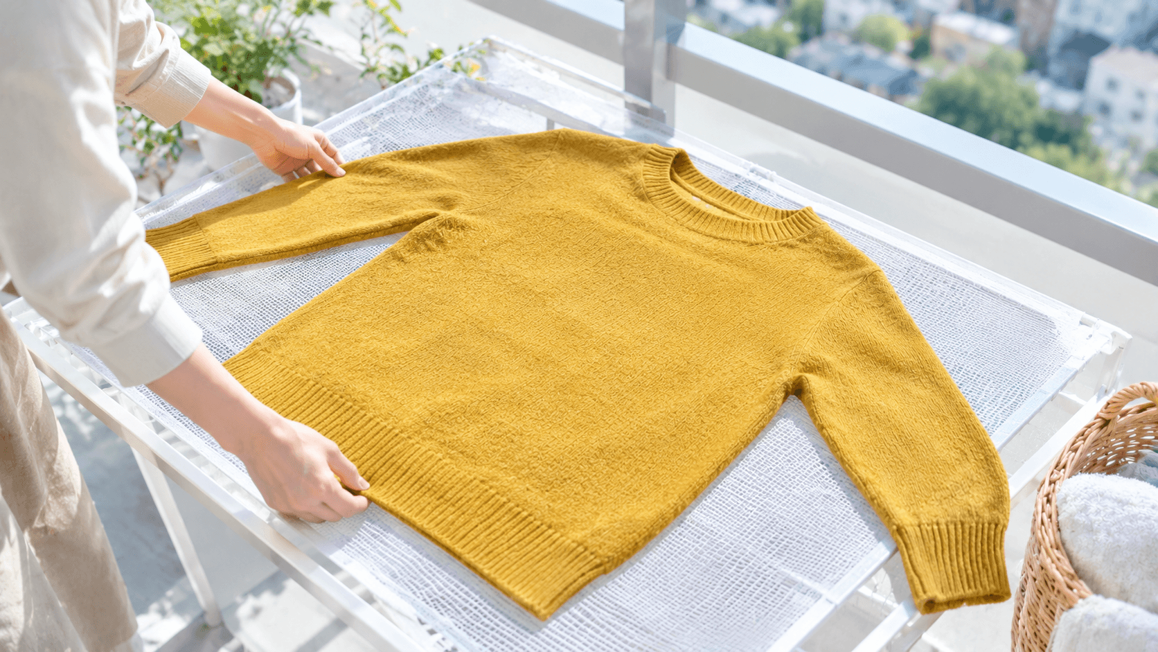ニットの「伸び・肩ぽっこり・毛玉」を防ぐ！ 正しい畳み方と干し分け術
