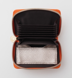 蛇腹式ポケットでがばっと開くから中身が見やすい！