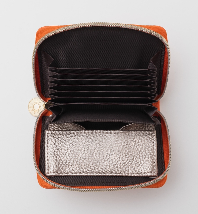 蛇腹式ポケットでがばっと開くから中身が見やすい!