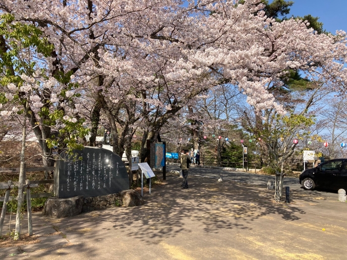 勿来の関公園は高台にあり、海も見渡せます。敷地内には平安時代の雰囲気を味わえる映えスポット「吹風殿(すいふうでん)」