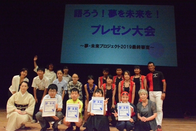 lV8JMJcHplXTThUMg1Iq.jpg?w=940&h=940