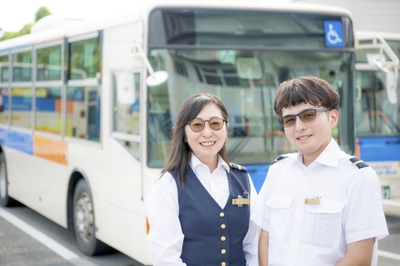 サングラスを着用した乗務員