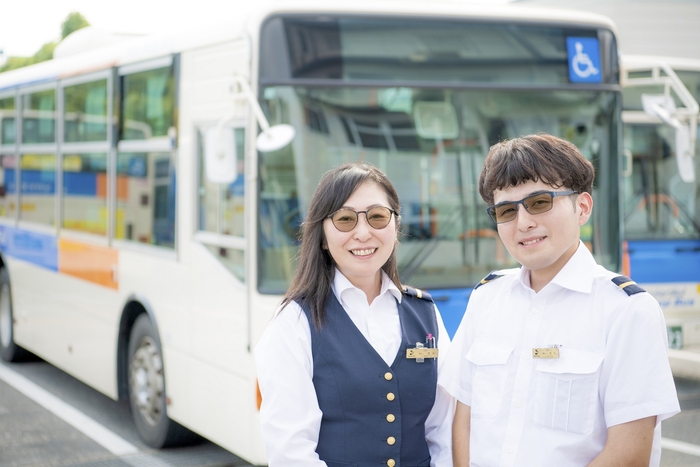 サングラスを着用した乗務員