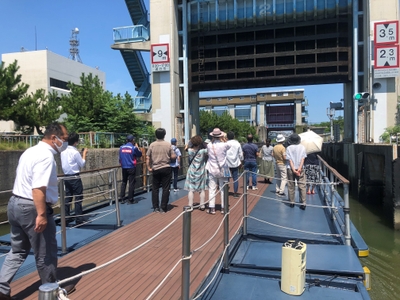 毛馬閘門通貨体験の様子