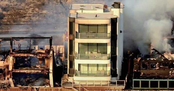 画像出典:燃えなかった一軒家を報じるデイリーメール US の X(X@Dailly Mail US)