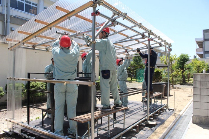 生徒たちの手で建設が進むアクアポニックス設備