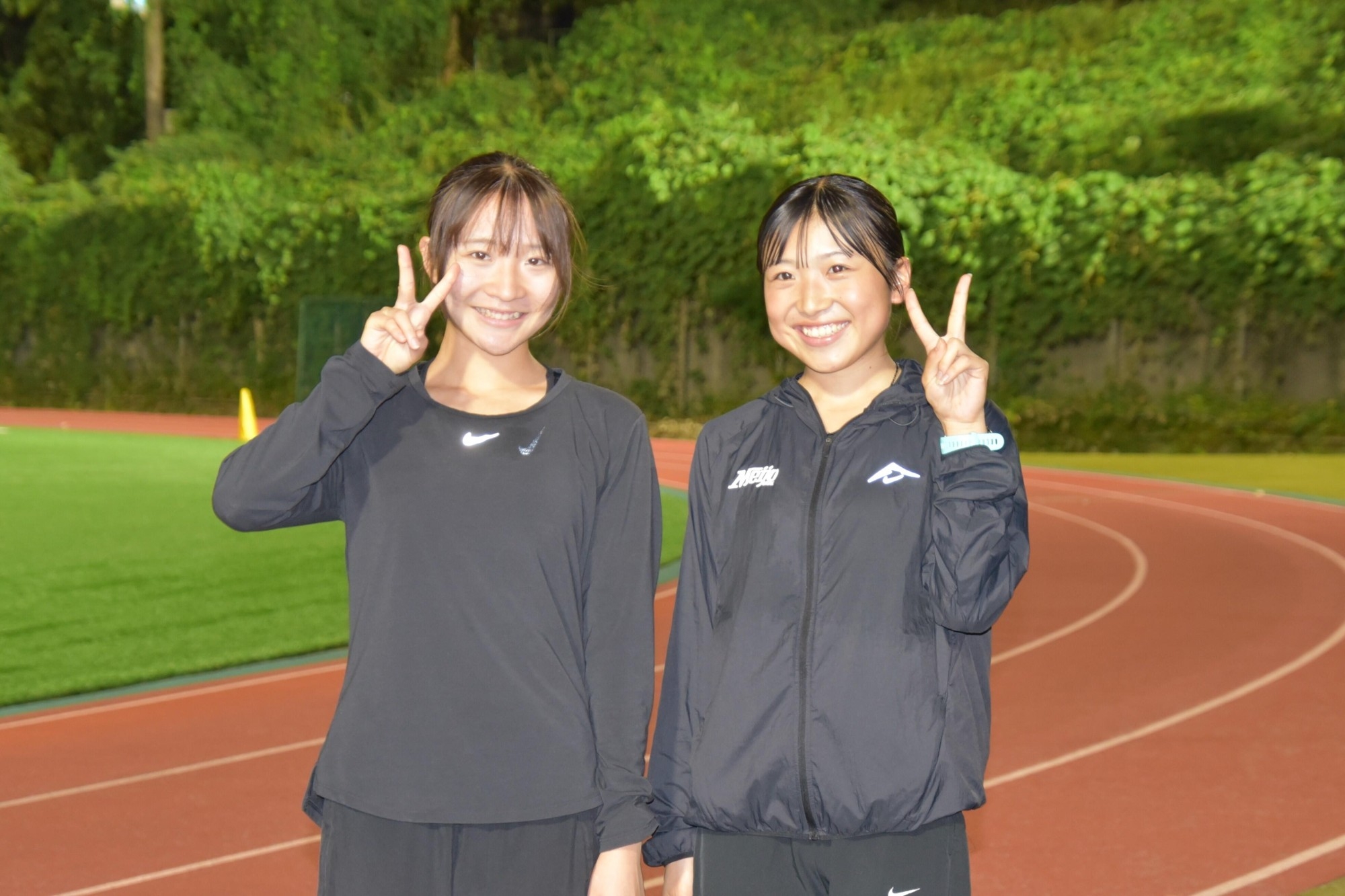 米澤キャプテン(左)と細見選手のツーショットのリクエストも