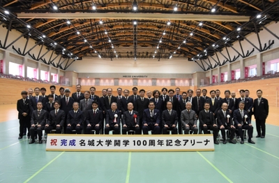 記念撮影に臨む出席者