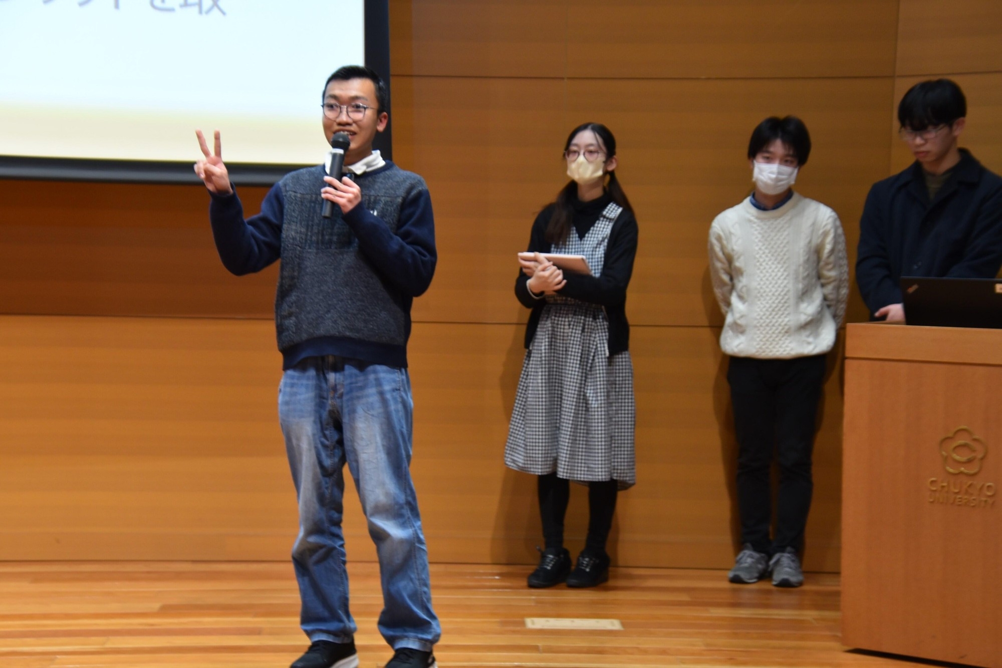 本学から参加した野田さん(左)