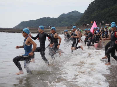 うみがめが産卵に訪れる大浜海岸での1.5km×2周回。透明度の高い海での泳ぎが楽しめます。