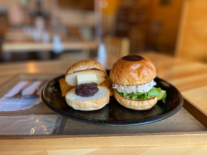 あんバター(左)と 鯖クリーム(右)