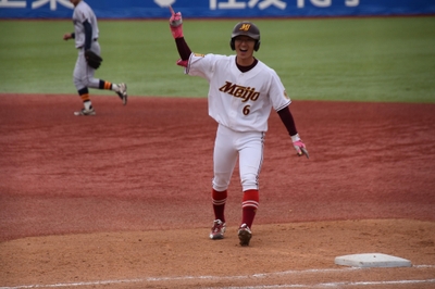 ヒットを放った海老原崚選手（法学部４年）